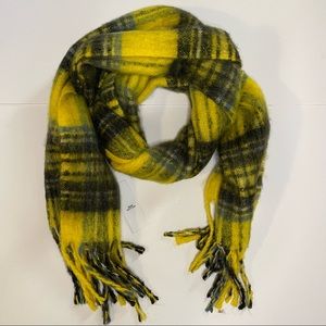 LPlaid yellow scarf with fringes at the end